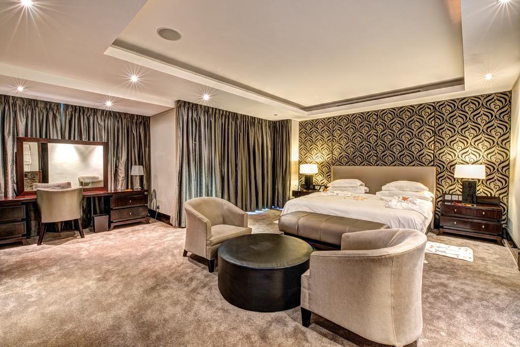 Royal Marang Hotel Phokeng Bilik gambar A bedroom at the Taj Mahal Palace